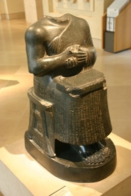 Statue des Architekten mit Plan 